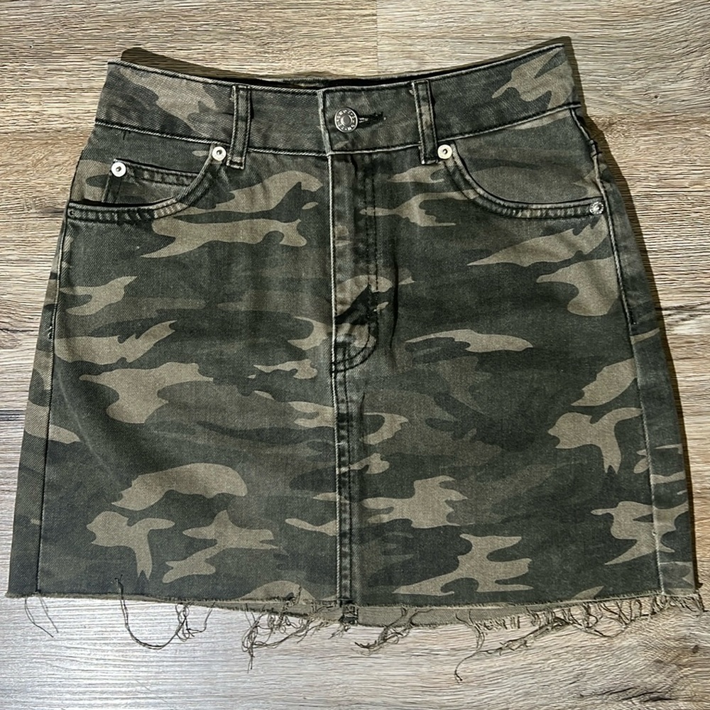 TOPSHOP
Moto Camouflage Denim Skirt Size 0 - Picture 2 of 9